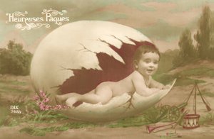 Cartão de Páscoa, mostrando o bebê emergindo de ovo grande de French Photographer