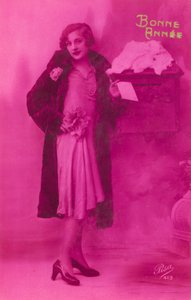 Menina elegante prestes a postar cartão de ano novo de French Photographer
