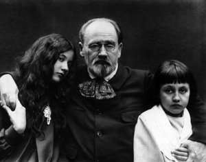 Emile Zola (1840-1902), escritor e jornalista francês, no jardim do Verneuil-sur-Seine (de Yvelines) com seus filhos Denise e Jacques. - Emile Zola (1840-1902), escritor e jornalista francês, em sua casa de Verneuil-sur-Seine (Yvelines) e seu ch de French Photographer