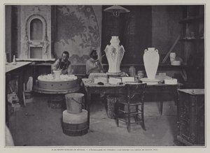 Esmaltagem com pincel na fábrica de porcelana de Sevres, França (foto a p/b) de French Photographer