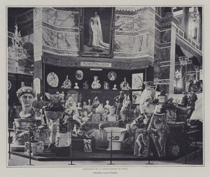 Exposição de artigos da fábrica Signa, Florença, no pavilhão italiano da Exposição Universelle 1900, Paris (foto a p/b) de French Photographer