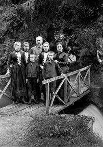 Família de moradores urbanos, posando em seu jardim, perto de Bourmont em Haute-Marne (Haute Marne), por volta de 1880. Coleção Ducos. de French Photographer