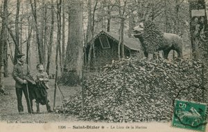 Pai e filho que olham a escultura do leão em Saint Dizier. Postal enviado em 1913. Publicado pela Biblioteca de A Gauthier. de French Photographer