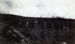 Primeira Guerra Mundial (1914-1918): um grupo de soldados marchando sobre o Rocour (São Quintino) (Aisne) de French Photographer