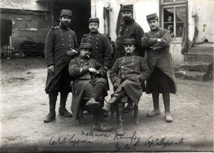 Primeira Guerra Mundial (1914-1918): telefonistas e secretários do Estado-Maior General do Coronel Debenedetti (?) fazenda Laroque perto de Roye sur Matz (Roye-sur-Matz, Oise). Março de 1915 de French Photographer