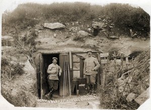 Primeira Guerra Mundial (1914-1918): o posto de comando do Tenente De Benedetti, o secretário à esquerda, o oficial de comando do batalhão à direita. Entre eles, os sinais dos fusíveis, o periscópio, os torpedos. 05/1916 de French Photographer