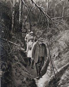 Primeira Guerra Mundial: "o presidente do conselho Georges Clemenceau, durante uma das suas frequentes visitas à frente de batalha, acompanhado pelos seus generais, atravessa uma trincheira (tripa)" In "O espelho"" 1918 de French Photographer