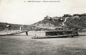 Pescadores removendo sua rede perto das praias de Sam Son (Sam-Son), Annam. Cartão postal do Vietnã, Indochina. Fotografia sobre 1912-1914. de French Photographer