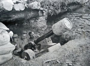 48 arma francesa usada para lançar minas terrestres, 1915 de French Photographer