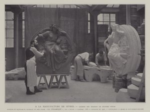 Galeria de grandes peças na fábrica de porcelana de Sevres, França (foto a p/b) de French Photographer