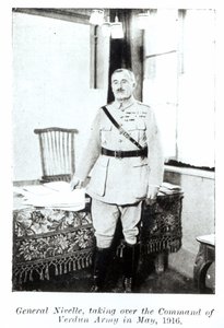 General Robert Nivelle (1856-1924) assumir o comando do exército em Verdun, em maio de 1916 (foto bw) de French Photographer