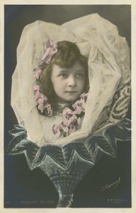 Rapariga numa flor (foto a cores) de French Photographer