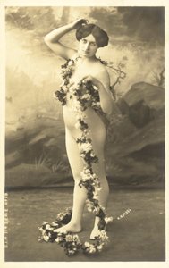 Menina, em, corpo, meia, segurando, guirlanda flores
