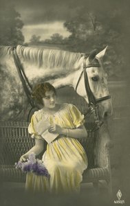 Menina sentada no sofá com cavalo branco atrás (foto a cores) de French Photographer