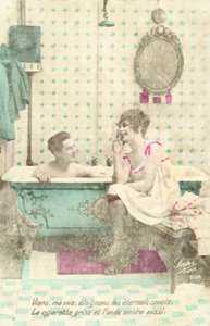 Menina, fumando, conversando com o homem no banho de French Photographer