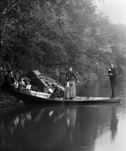 Grupo de amigos, num passeio, a descansar num barco. Fotografia de finais do século XIX. Coleção Ducos. de French Photographer