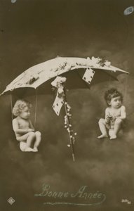 Cartão de feliz ano novo com dois bebês pendurado em um guarda-chuva, enviado em 1913 de French Photographer