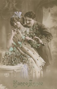 Feliz ano novo cartão de cumprimentos com par romântico segurando visco, 1913 (fotografia colorida à mão) de French Photographer
