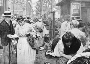 Vendedor ambulante entre os compradores e vendedores, Les Halles, Paris, 1896