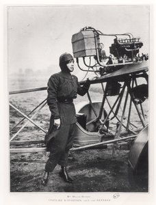 Helene Dutrieu (1877-1961) ao lado de um avião, antes de 1914 de French Photographer