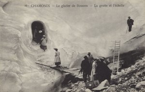 Gruta e escada de gelo, Glaciar Bossons, Chamonix, França (foto a p/b) de French Photographer
