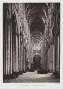 Vista interior da Catedral de Amiens (foto a p/b) de French Photographer