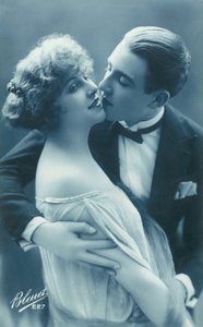Casal beijador (foto a p/b) de French Photographer