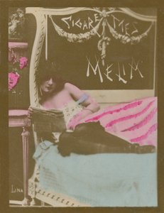 Lina, garota na cama lendo jornal de French Photographer