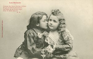 Menino a beijar uma menina (foto a p/b) de French Photographer