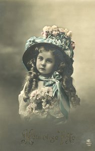 Menina com um chapéu grande (foto a cores) de French Photographer
