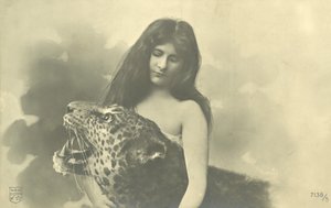 Menina de cabelo comprido com braços em volta de leopardo recheado (foto a p/b) de French Photographer