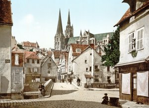 Olhando para uma rua em Chartres com a catedral ao fundo, 1890-1900 de French Photographer