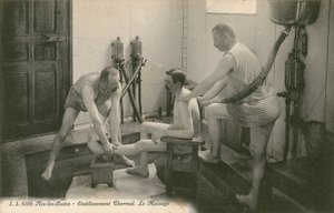 Homem sendo massageado por dois homens no banho termal em Aix les Bains de French Photographer