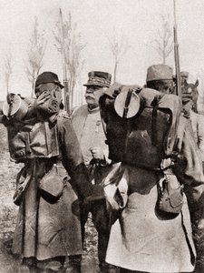 O marechal Joseph Jacques Césaire Joffre inspecionando suas tropas, de The Illustrated War News, 1915 de French Photographer