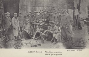 Maxim arma em posição, Albert, Somme, Primeira Guerra Mundial (foto a p/b) de French Photographer