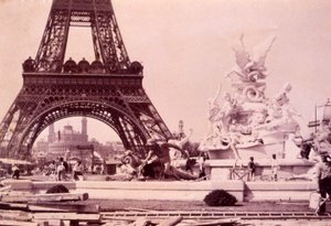 Homens construindo a fonte St. Vidal perto da Torre Eiffel, c.1888 de French Photographer