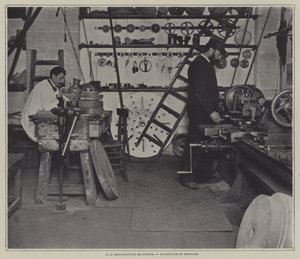 Oficina de montagem na fábrica de porcelana de Sevres, França (foto a p/b) de French Photographer