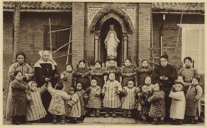 Órfãos posam fora do orfanato na China de French Photographer