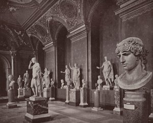 Paris: Galeria de Augusto, Museu do Louvre (foto a p/b) de French Photographer