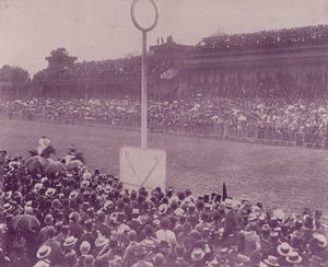 Paris: Dia de Corrida em Longchamps (foto a p/b) de French Photographer