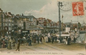 Trem expresso de Paris no beira-rio em Dieppe. Postal enviado em 1913. de French Photographer