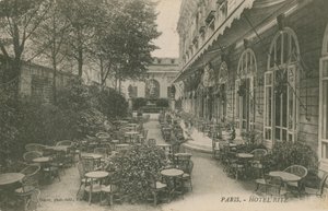 Pátio do Hotel Ritz, Paris. Postal enviado em 1913. de French Photographer