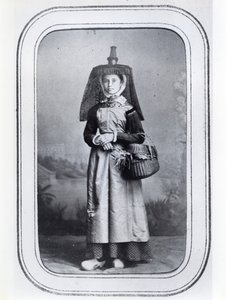 Cartão de visita fotográfico com traje regional francês, c.1860-70 (foto a p/b) de French Photographer
