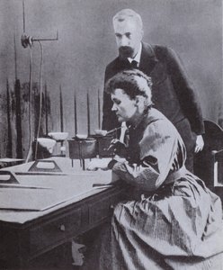 Pierre e Marie Curie, descobridores do Radium, em seu laboratório na Universidade de Paris, 1898 de French Photographer