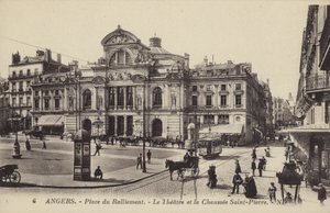 Place du Ralliement, o teatro e o Chaussee Saint-Pierre, Angers, França de French Photographer