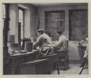 Oficina de polimento na fábrica de porcelana de Sevres, França (foto a p/b) de French Photographer