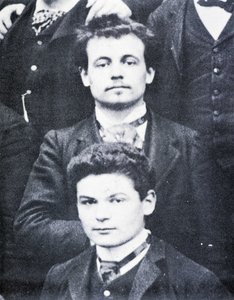 Retrato: Alfred Jarry (1873 -1907) e Fargue (1876 - 1947) no Liceu Henri IV, Paris - foto de French Photographer