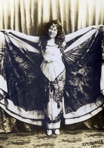 Retrato de Loie Fuller (1862-1928), comediante, cantora e dançarina americana. de French Photographer