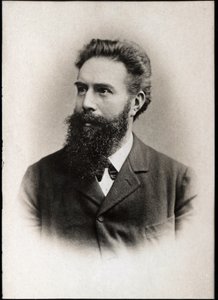 Retrato de Wilhelm Conrad Roentgen ou Rontgen (1845-1923), físico alemão. de French Photographer