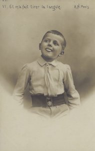 Retrato de um rapazinho (foto a p/b) de French Photographer